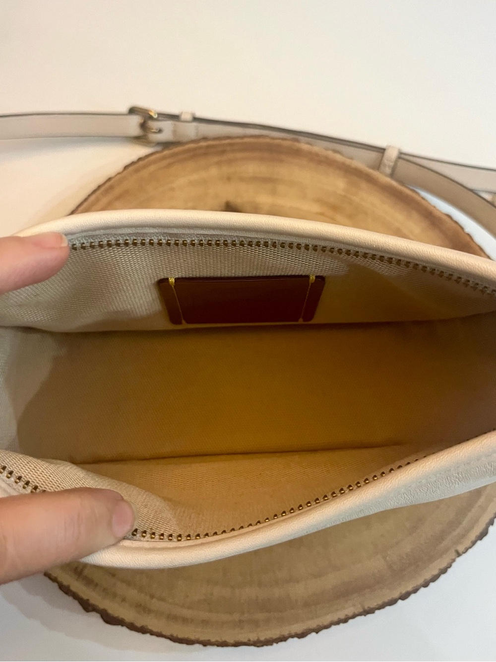 Coach Classic Cream Shoulder/Crossbody Bag with Gold Chain Swinger - Picture 3 of 8